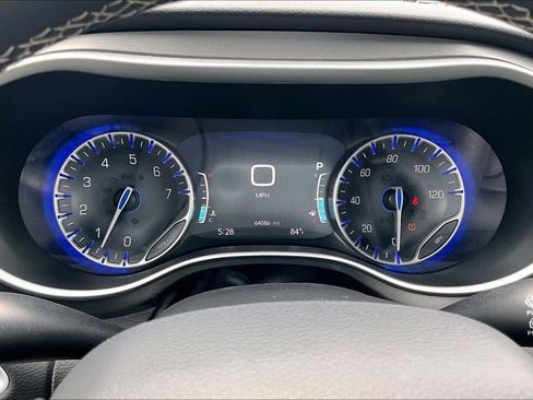 Used 2024 Chrysler Pacifica Touring-L FWD image 13