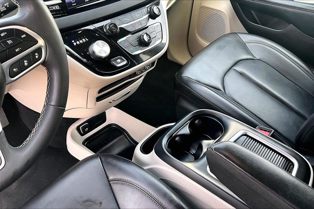 Used 2023 Chrysler Pacifica Touring-L FWD image 15
