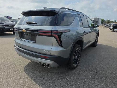 Used 2024 Chevrolet Traverse LT w/ Trailering Package FWD image 3