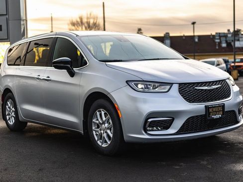 New 2026 Chrysler Pacifica Select FWD image 6