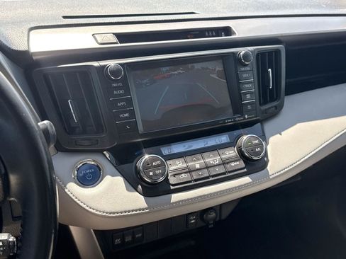 Used 2018 Toyota RAV4 XLE AWD/4WD image 30