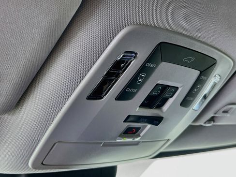 Used 2025 Toyota Sienna XLE FWD image 20