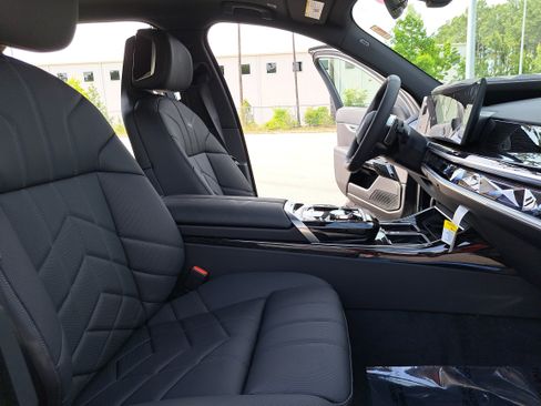 Certified 2025 BMW 750e xDrive image 11