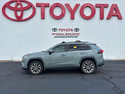 Used 2021 Toyota RAV4 XLE Premium FWD image 3