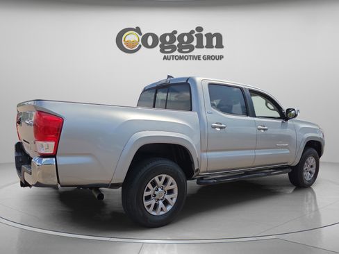 Used 2017 Toyota Tacoma SR5 w/ Tow Package RWD image 5