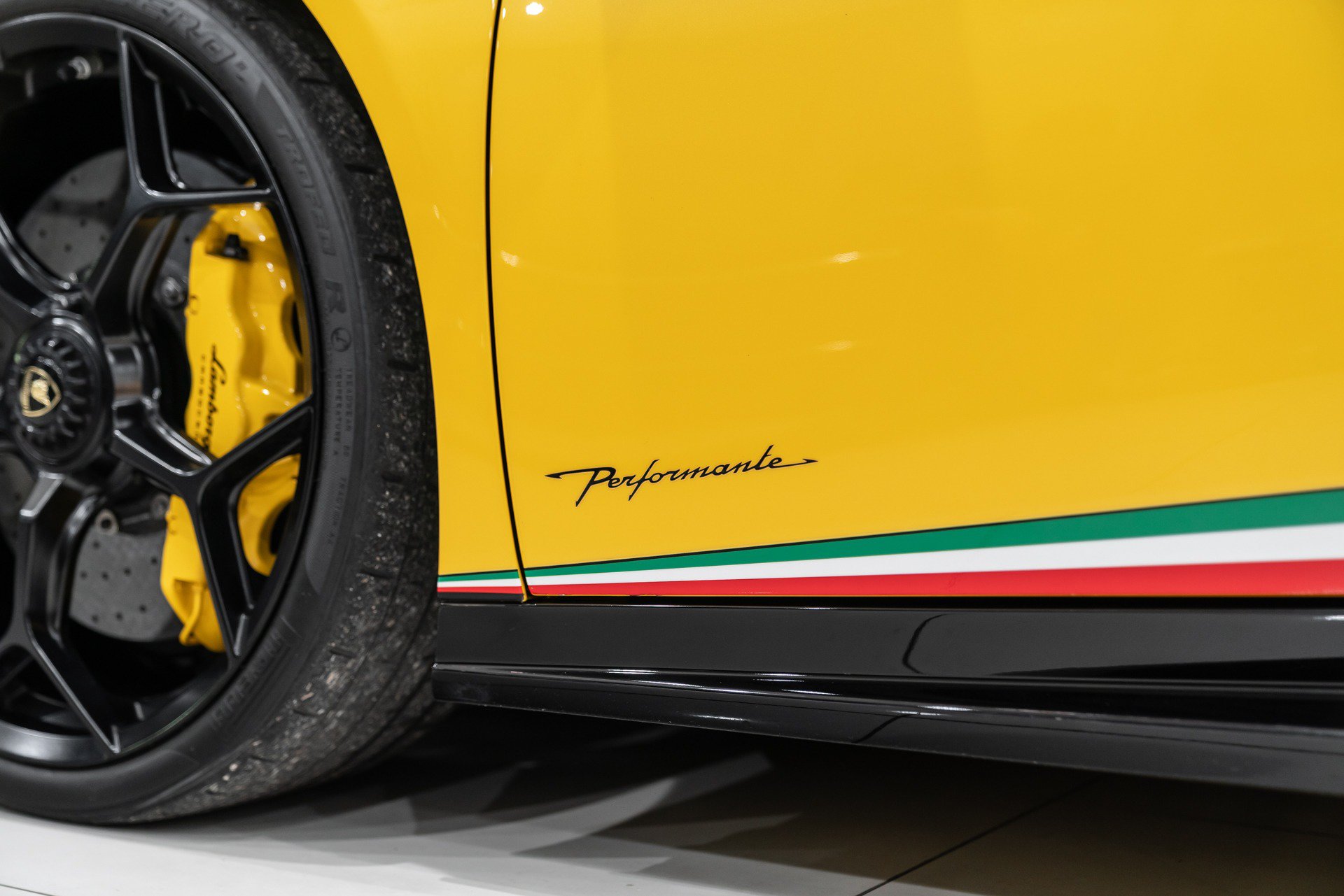 Used 2018 Lamborghini Huracan Performante AWD/4WD image 33