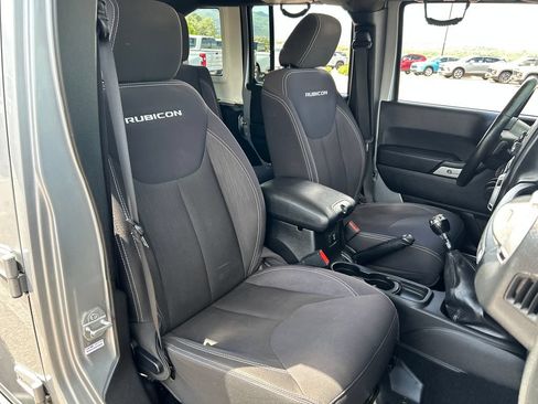 Used 2015 Jeep Wrangler Unlimited Rubicon w/ Connectivity Group AWD/4WD image 14