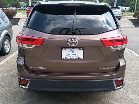 Used 2017 Toyota Highlander Limited AWD/4WD image 4