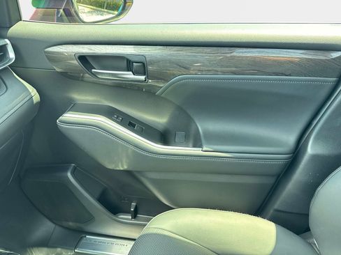 Used 2025 Toyota Highlander Platinum AWD/4WD image 23