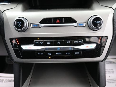 Used 2022 Ford Explorer XLT image 16