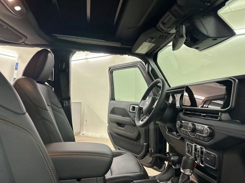 New 2026 Jeep Wrangler Unlimited Sahara AWD/4WD image 18