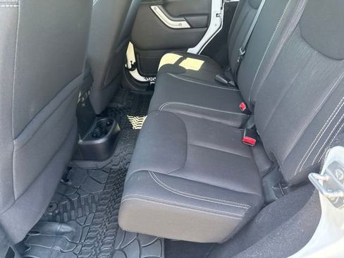 Used 2015 Jeep Wrangler Unlimited Sahara w/ Connectivity Group AWD/4WD image 11