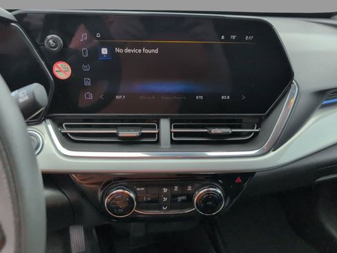 Used 2025 Chevrolet Trax LT FWD image 17