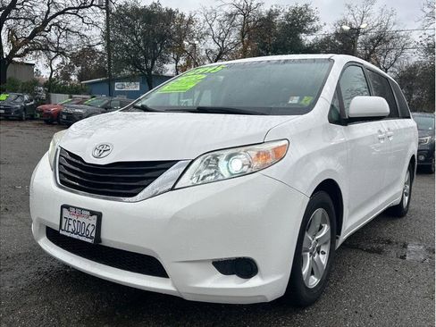 Used 2014 Toyota Sienna LE image 3