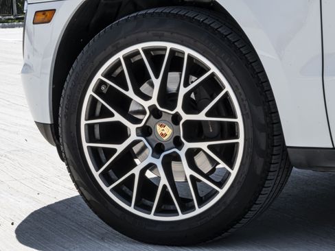 Used 2018 Porsche Macan AWD/4WD image 11