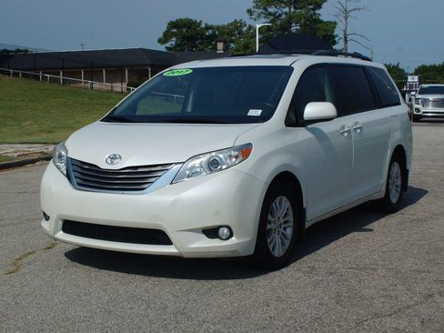 Used 2017 Toyota Sienna XLE Premium FWD image 25