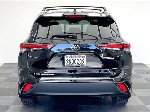 Used 2024 Toyota Highlander XLE FWD image 3