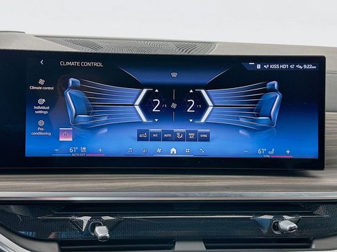 Used 2025 BMW X7 xDrive40i w/ Premium Package image 16