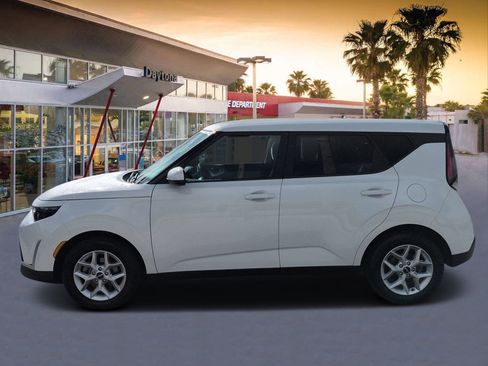Used 2025 Kia Soul LX w/ LX Technology Package FWD image 6