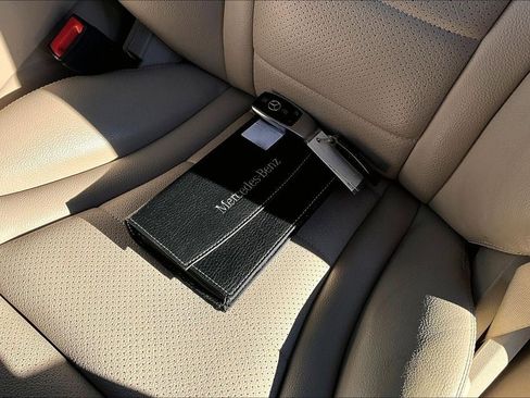 Used 2021 Mercedes-Benz GLC 300 4MATIC w/ Premium Package image 11