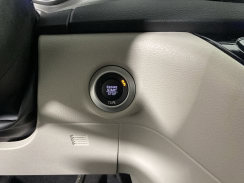 Used 2024 Chrysler Pacifica Touring-L image 25