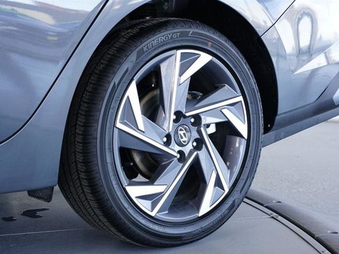 Used 2025 Hyundai Elantra SEL image 5