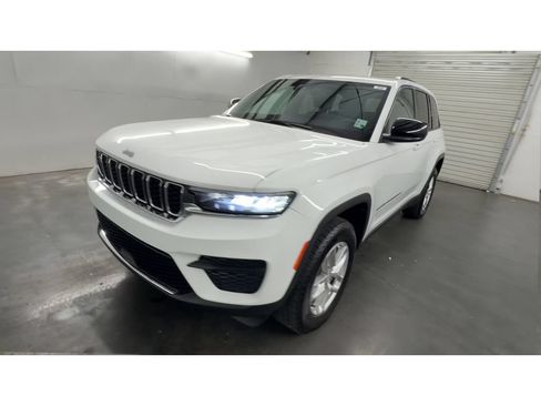 Used 2025 Jeep Grand Cherokee Laredo X w/ Luxury Tech Group I AWD/4WD image 4