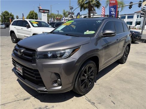 Used 2019 Toyota Highlander SE FWD image 10