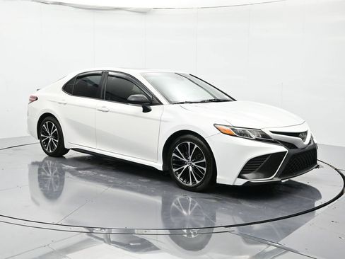 Used 2018 Toyota Camry SE w/ Moonroof Package image 3