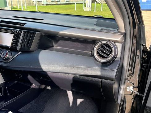 Used 2018 Toyota RAV4 LE image 21