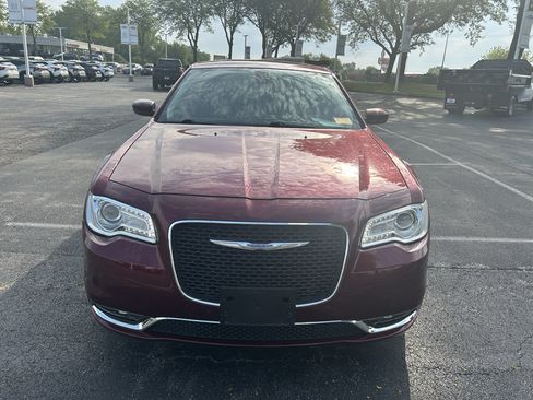Used 2018 Chrysler 300 Touring L RWD image 2