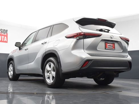 Used 2024 Toyota Highlander LE AWD/4WD image 29