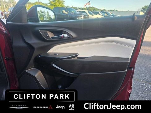 Used 2025 Chevrolet Trax LT FWD image 14
