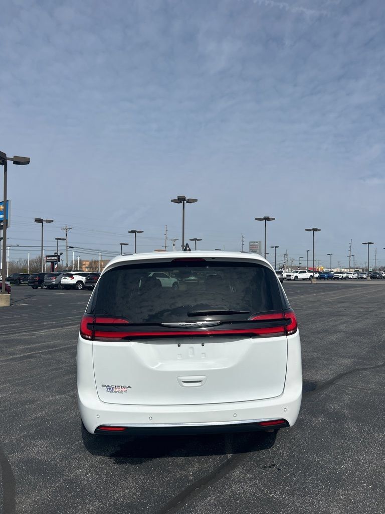 Used 2023 Chrysler Pacifica Touring-L FWD image 12