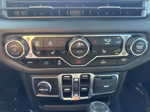 Used 2024 Jeep Wrangler Unlimited w/ Convenience Group image 17