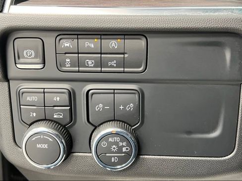 Used 2025 Chevrolet Suburban Premier image 30