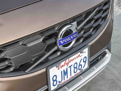 Used 2018 Volvo V60 T5 Cross Country image 11