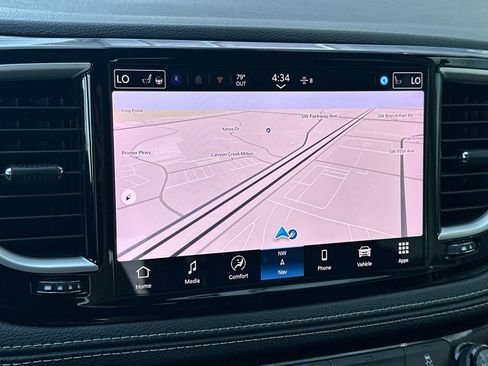 Used 2024 Chrysler Pacifica Limited FWD image 18