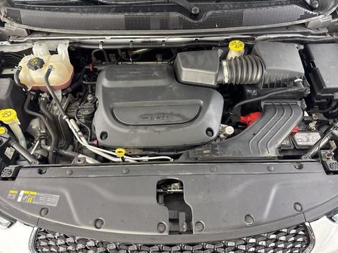 Used 2023 Chrysler Pacifica Touring-L FWD image 18