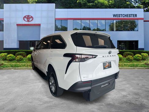 Used 2026 Toyota Sienna LE FWD image 5