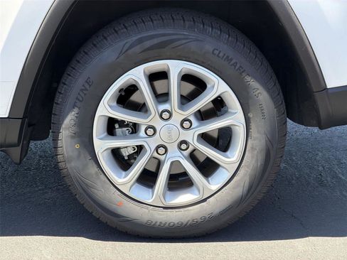 Used 2021 Jeep Grand Cherokee Laredo RWD image 9