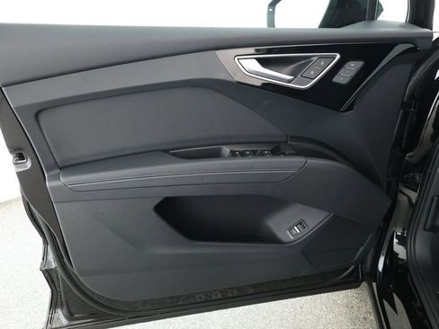Used 2025 Audi Q4 e-tron Premium image 9
