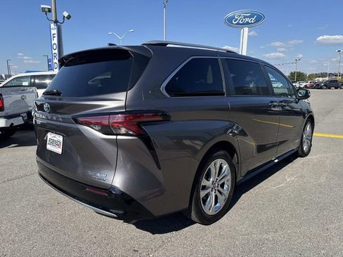 Used 2021 Toyota Sienna Platinum image 5