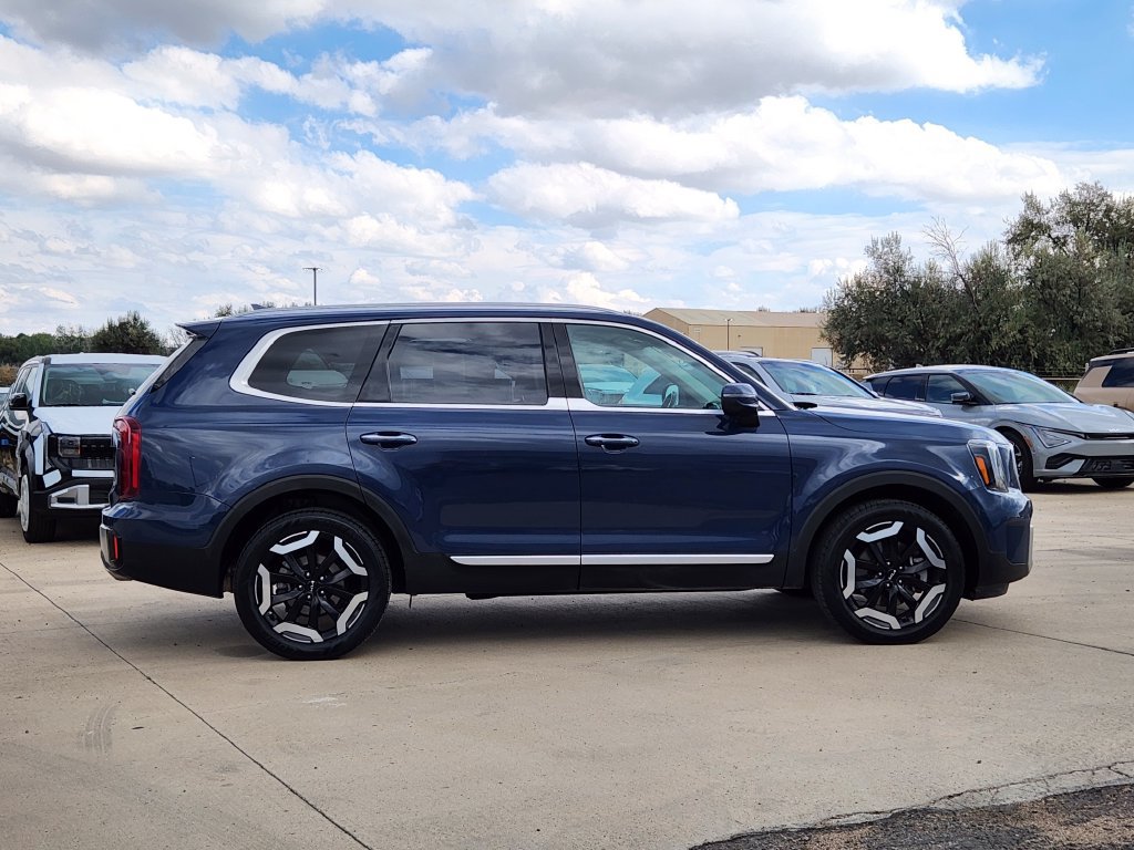 Certified 2023 Kia Telluride S w/ S Sunroof Package AWD/4WD image 4