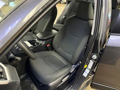 Used 2022 Toyota RAV4 LE AWD/4WD image 9
