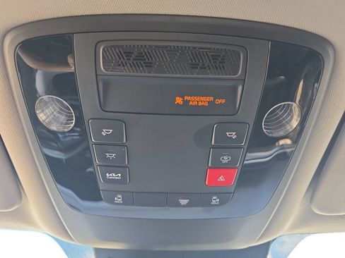 Used 2025 Kia Carnival FWD image 32
