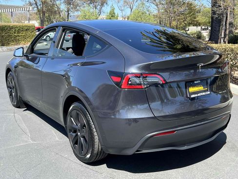 Used 2025 Tesla Model Y Long Range AWD/4WD image 2