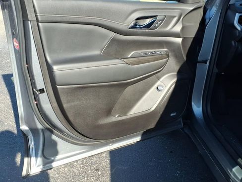 Used 2022 GMC Acadia SLT w/ Elevation Edition image 15