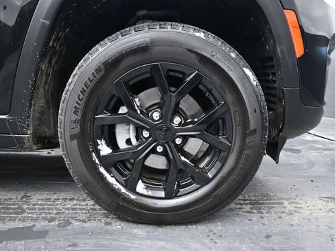 Used 2024 Jeep Grand Cherokee Altitude image 10