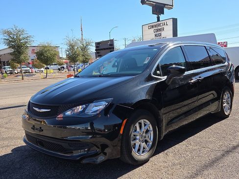 Used 2023 Chrysler Voyager LX image 2